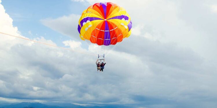 Cos’è il parasailing? È uno sport pericoloso?