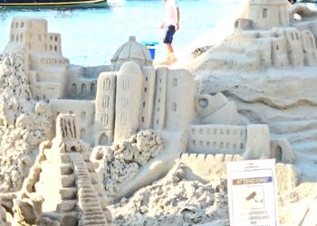 Forio: La spiaggia del porto diventa una galleria d’arte con le sculture di sabbia di iannini
