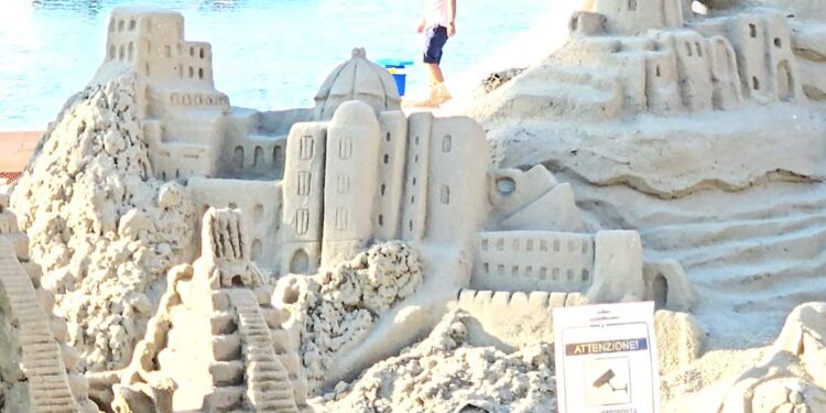 Forio: La spiaggia del porto diventa una galleria d’arte con le sculture di sabbia di iannini