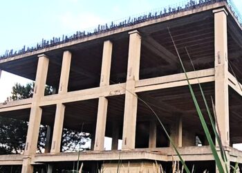 LACCO AMENO, VIENE ABBATTUTA CASA SANATA COL CONDONO: SISTEMA IMPAZZITO, È UNA MATTANZA SENZA FRENI