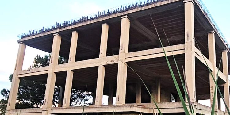 LACCO AMENO, VIENE ABBATTUTA CASA SANATA COL CONDONO: SISTEMA IMPAZZITO, È UNA MATTANZA SENZA FRENI