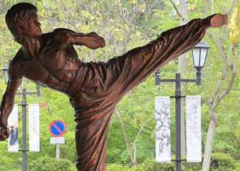 A 52 ANNI DALLA MORTE, L’IMMORTALITA’ DI BRUCE LEE RIVIVE ATTRAVERSO LE SUE STATUE CELEBRATIVE