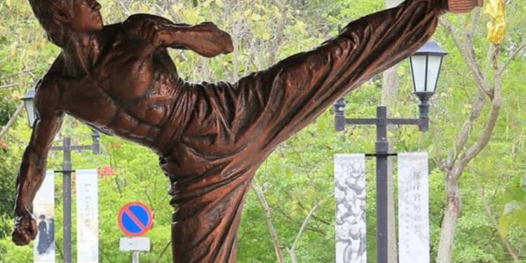 A 52 ANNI DALLA MORTE, L’IMMORTALITA’ DI BRUCE LEE RIVIVE ATTRAVERSO LE SUE STATUE CELEBRATIVE