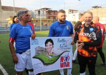 Successo per la partita del cuore: a Mariglianella Iannelli e amici danno un calcio alle guerre
