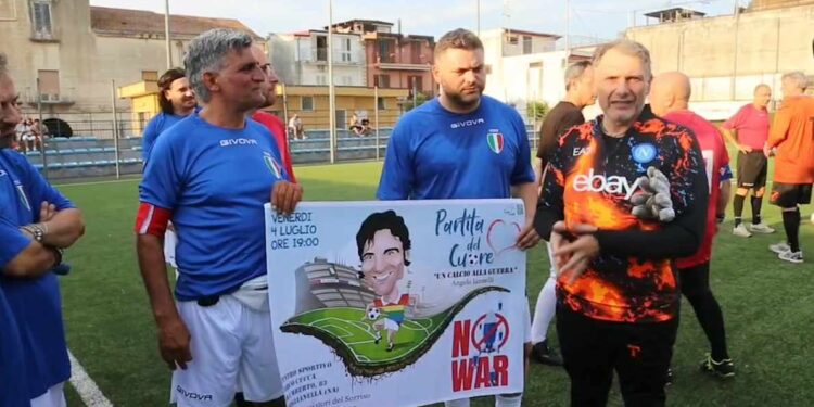 Successo per la partita del cuore: a Mariglianella Iannelli e amici danno un calcio alle guerre
