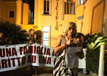 ABBATTIMENTI CASE, CENTINAIA DI MANIESTANTI INVADONO LACCO AMENO, SAVIO: “FERMARE QUESTA MATTANZA”