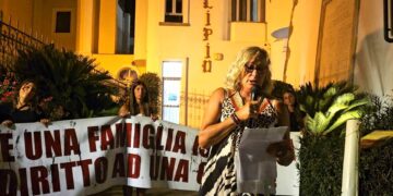 ABBATTIMENTI CASE, CENTINAIA DI MANIESTANTI INVADONO LACCO AMENO, SAVIO: “FERMARE QUESTA MATTANZA”