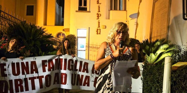 ABBATTIMENTI CASE, CENTINAIA DI MANIESTANTI INVADONO LACCO AMENO, SAVIO: “FERMARE QUESTA MATTANZA”