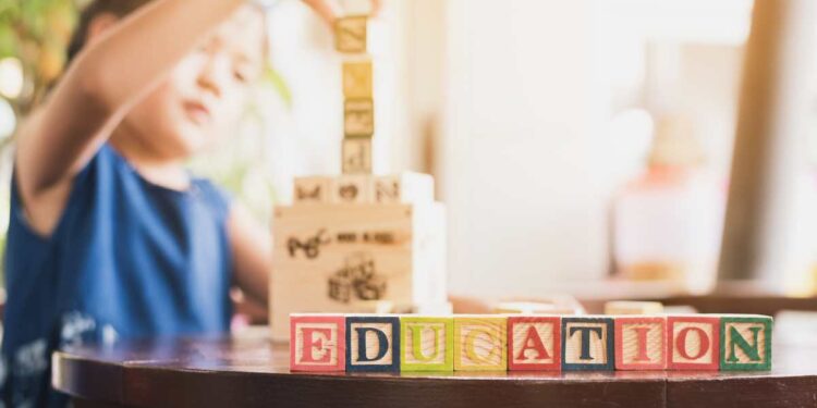 ANSIA DA RIENTRO A SCUOLA, COME COMBATTERLA CON LE FIABE: i consigli del podcast Le Favole di B e di Novakid Italia