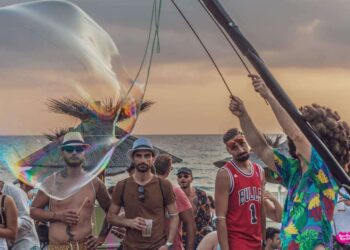 FERRAGOSTO AL DUM DUM REPUBLIC. Beach Circus e quattro giorni di musica no stop, ballando a piedi nudi in spiaggia – Paestum (Salerno)