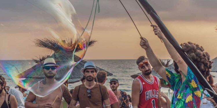 FERRAGOSTO AL DUM DUM REPUBLIC. Beach Circus e quattro giorni di musica no stop, ballando a piedi nudi in spiaggia – Paestum (Salerno)