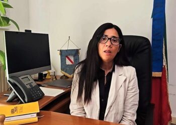 INCENDIO DEVASTANTE, IL SINDACO DI SERRARA FONTANA IRENE IACONO PRESENTA DENUNCIA CONTRO IGNOTI