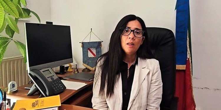 INCENDIO DEVASTANTE, IL SINDACO DI SERRARA FONTANA IRENE IACONO PRESENTA DENUNCIA CONTRO IGNOTI