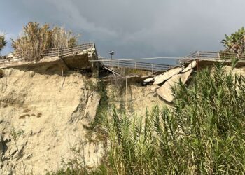 GENNARO SAVIO: “COSTONE PERICOLANTE E SPIAGGIA RIDOTTA, DICIAMO BASTA A DISASTRO CAVA DELL’ISOLA”