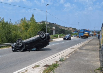 Incidente stradale a Mirabella Eclano: Vettura ribaltata, due feriti