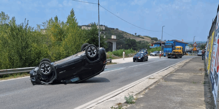 Incidente stradale a Mirabella Eclano: Vettura ribaltata, due feriti