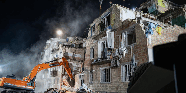 La Russia continua a bombardare l’Ucraina mentre Kiev e alleati chiedono di fermare la guerra e fare accordo di pace