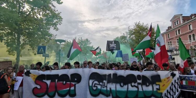 “Stop al genocidio in Palestina” in migliaia alla manifestazione alla mostra del cinema di Venezia per accendere i riflettori su Gaza