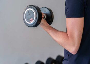 7 esercizi efficaci da fare con i kit pesi per tutto il corpo