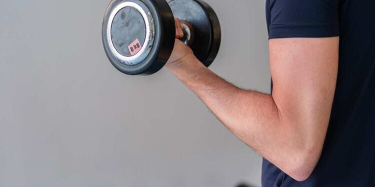 7 esercizi efficaci da fare con i kit pesi per tutto il corpo