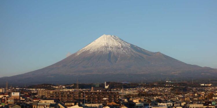 Cosa succederebbe se eruttasse il Monte Fuji? Il Giappone risponde con un video generato con AI