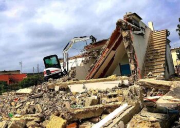 NAPOLI, PROMOSSA PETIZIONE POPOLARE CONTRO GLI ABBATTIMENTI DELLE CASE DI NECESSITÀ IN CAMPANIA