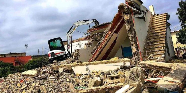 NAPOLI, PROMOSSA PETIZIONE POPOLARE CONTRO GLI ABBATTIMENTI DELLE CASE DI NECESSITÀ IN CAMPANIA