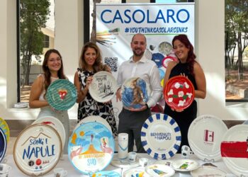 Casolaro Hotellerie consegna il premio speciale ‘Miglior Servizio di Sala’ per la “Guida Pizzerie d’Italia” Gambero Rosso a Tommaso Mazzei della pizzeria “Lo Spela” in Greve in Chianti