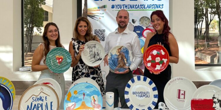 Casolaro Hotellerie consegna il premio speciale ‘Miglior Servizio di Sala’ per la “Guida Pizzerie d’Italia” Gambero Rosso a Tommaso Mazzei della pizzeria “Lo Spela” in Greve in Chianti