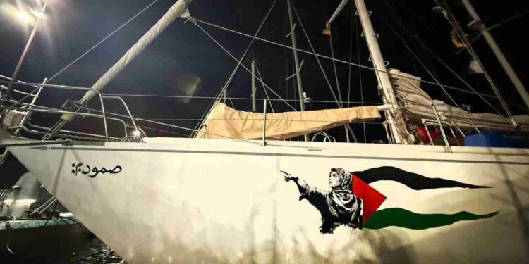 Gaza – Global Sumud Flotilla Laika dipinge le navi a Barcellona