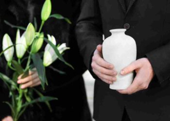 Le ceneri di Emilio Fede saranno trasferite nel cimitero di Mirabella Eclano