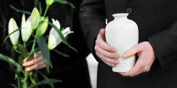 Le ceneri di Emilio Fede saranno trasferite nel cimitero di Mirabella Eclano