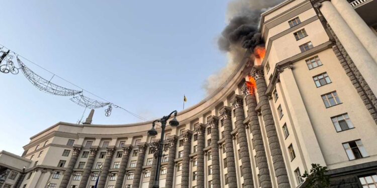 Tensione in aumento: Mosca attacca il Palazzo del Governo di Kiev, pronta la risposta ucraina
