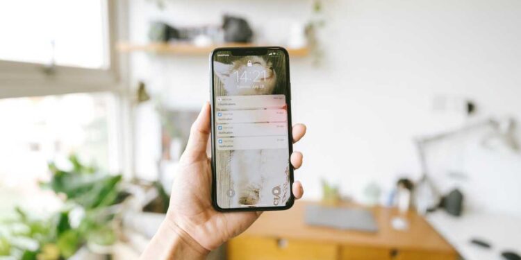 Arriva l’iPhone più sottile di sempre. Ma quanto costerà con i dazi?