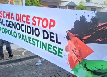 ISCHIA SOLIDARIZZA COL POPOLO PALESTINESE: OLTRE MILLE MANIFESTANTI INVADONO IL CENTRO STORICO
