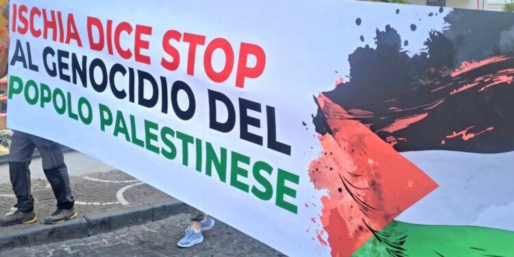 ISCHIA SOLIDARIZZA COL POPOLO PALESTINESE: OLTRE MILLE MANIFESTANTI INVADONO IL CENTRO STORICO