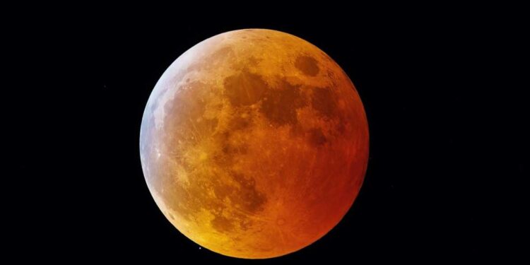 Eclissi totale di Luna domenica 7 settembre: quando e come vederla dall’Italia