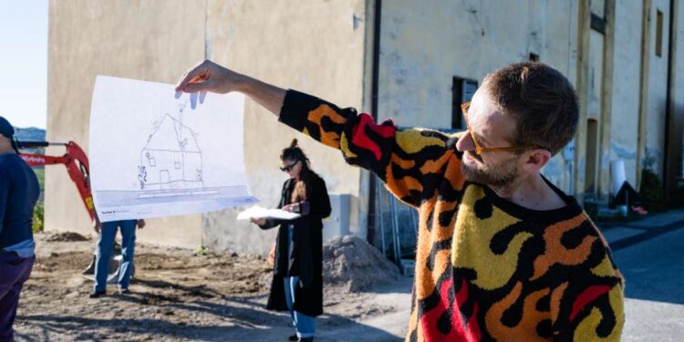 Abetare (un giorno a scuola), 2025 Disegni e scarabocchi dei banchi delle scuole di Dogliani e dei Balcani