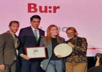 Casolaro consegna il premio “Migliore Ospitalità” al Ristornate Bu:r di Milano nell’ambito della Guida Ristoranti d’Italia 2026 del Gambero Rosso