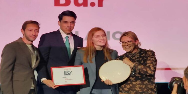 Casolaro consegna il premio “Migliore Ospitalità” al Ristornate Bu:r di Milano nell’ambito della Guida Ristoranti d’Italia 2026 del Gambero Rosso