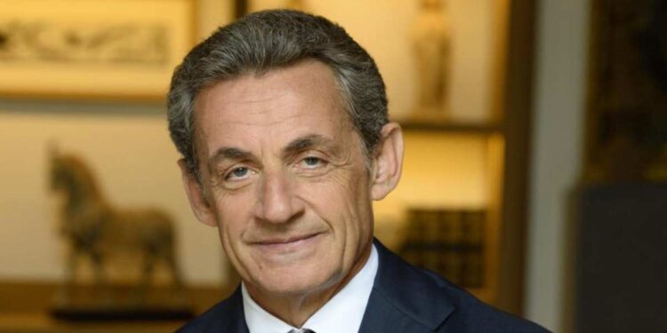 Francia, Sarkozy entra in carcere: “La verità trionferà”