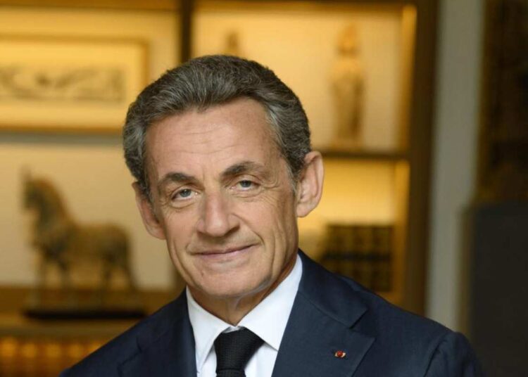Francia, Sarkozy entra in carcere: “La verità trionferà”