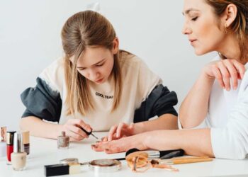 Alcuni chiarimenti AIDECO – Associazione Italiana Dermatologia e Cosmetologia – sul divieto UE all’uso di alcune sostanze nei gel unghie e smalti semipermanenti