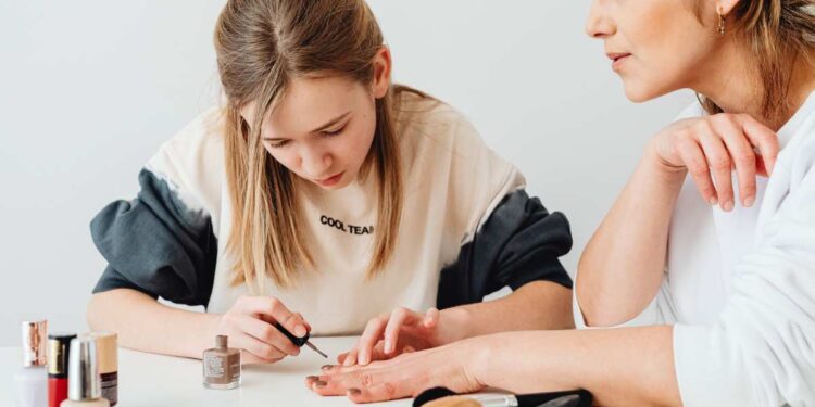 Alcuni chiarimenti AIDECO – Associazione Italiana Dermatologia e Cosmetologia – sul divieto UE all’uso di alcune sostanze nei gel unghie e smalti semipermanenti