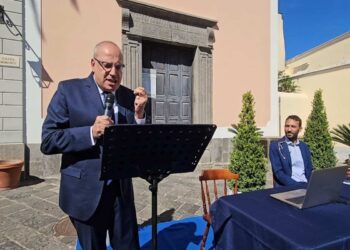 “IL SAPERE È DI TUTTI”, IN PIAZZA A FORIO L’UNIVERSITÀ MARCONI DI ROMA OMAGGIA I DIALETTI ISCHITANI