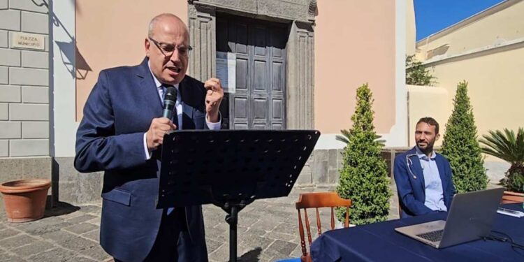 “IL SAPERE È DI TUTTI”, IN PIAZZA A FORIO L’UNIVERSITÀ MARCONI DI ROMA OMAGGIA I DIALETTI ISCHITANI