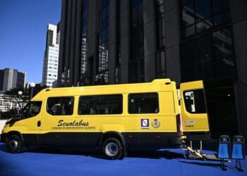 Regione Campania: Consegnato, questa mattina, il primo dei 139 nuovi scuolabus destinati ai comuni con meno di 15 mila abitanti