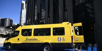 Regione Campania: Consegnato, questa mattina, il primo dei 139 nuovi scuolabus destinati ai comuni con meno di 15 mila abitanti