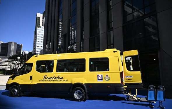 Regione Campania: Consegnato, questa mattina, il primo dei 139 nuovi scuolabus destinati ai comuni con meno di 15 mila abitanti