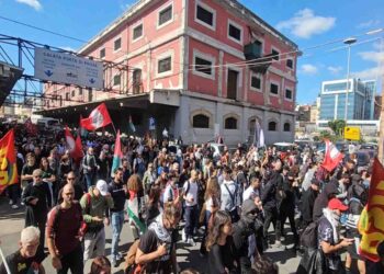 SCIOPERO GENERALE, A NAPOLI L’URLO DI DECINE DI MIGLIAIA DI MANIFESTANTI: “PALESTINA LIBERA”